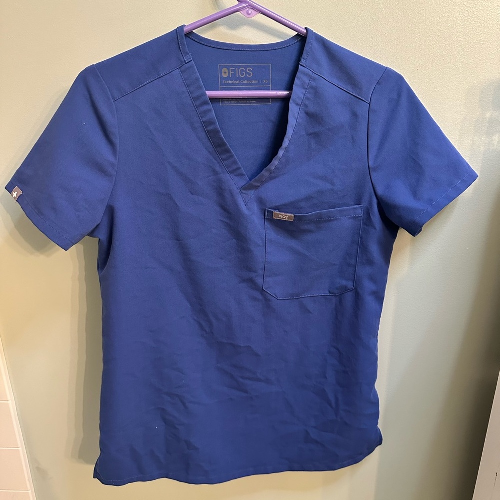 Figs scrub top